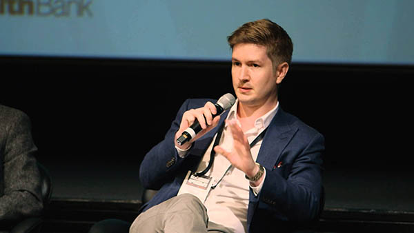 理解区块链技术对传统金融服务的颠覆：重塑信任与效率的案例_区块链的颠覆性价值包括_区块链颠覆式创新