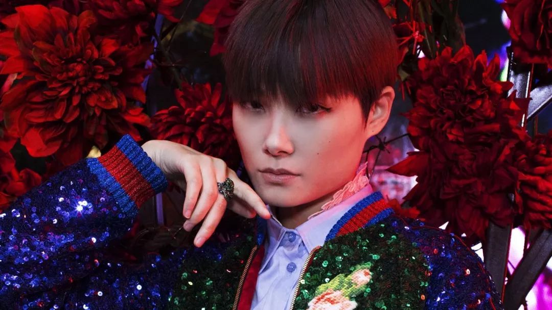 李宇春同款_李宇春与时尚品牌合作,推出限量版产品_李宇春时装