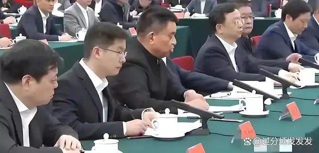 从创业初期到行业巨头:马化腾的历程_马化腾的创业历程及启发_马化腾创业初期的艰难与奇迹