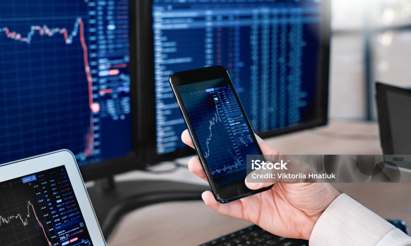 比特币加密货币_当价格飙升时,投资比特币可能很诱人,但谨慎行事至关重要。由于其波动性,专家建议只将净资产的一小部分投资于加密货币。虽然有可能获得可观的回报,但必须记住,投资比特币具有固有风险。_比特币投资波动性