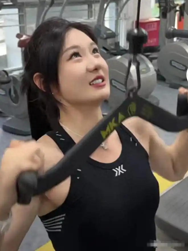 健身达人冯丽_冯提莫分享健身日常,展现阳光形象_冯丽健身视频