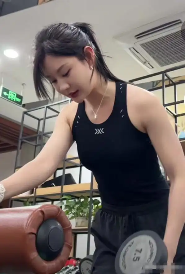 健身达人冯丽_冯提莫分享健身日常,展现阳光形象_冯丽健身视频