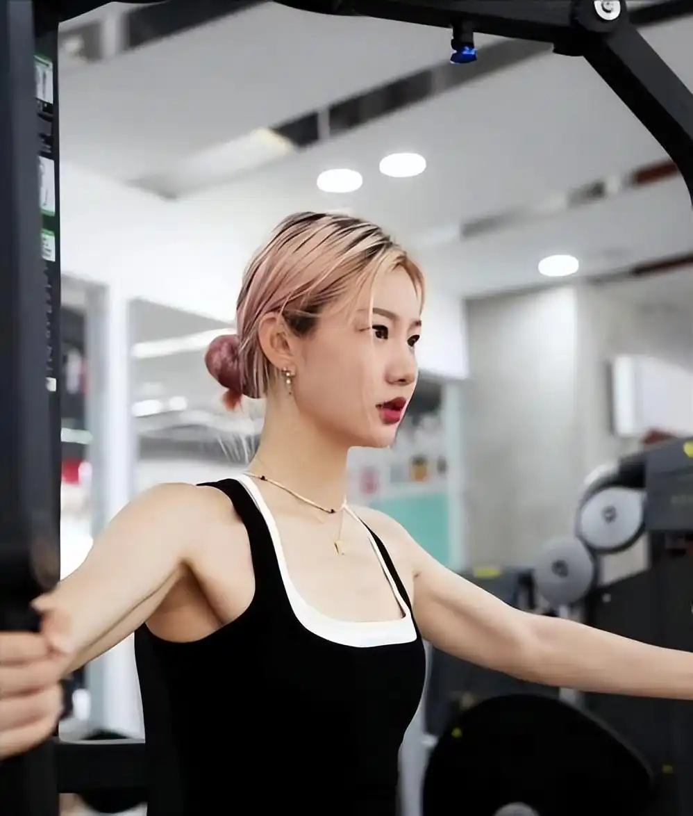 冯提莫分享健身日常,展现阳光形象_健身达人冯丽_冯丽健身视频