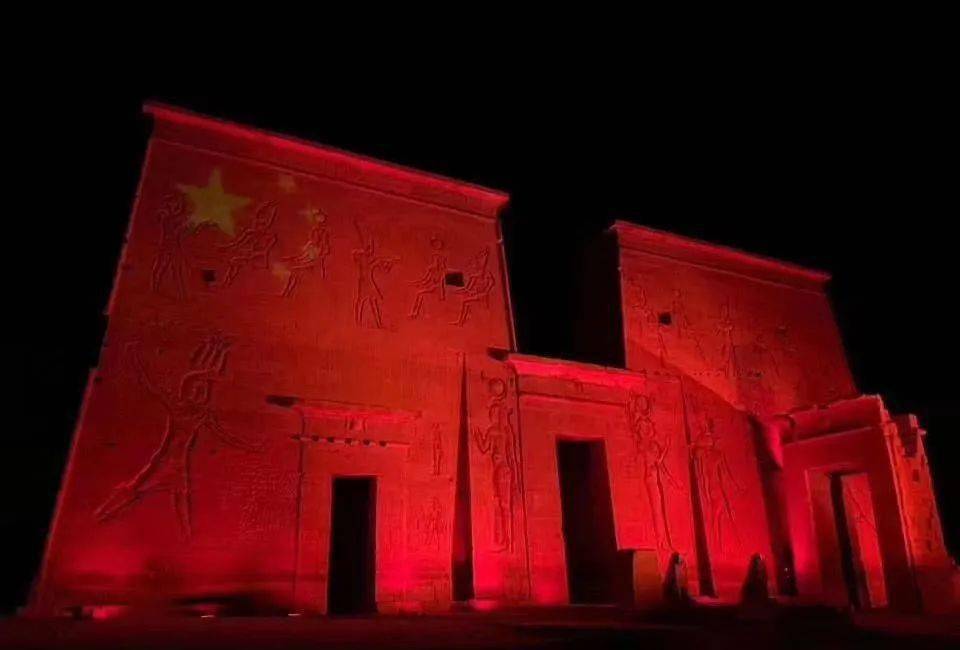 无人机航拍夜景_无人机表演如何改变城市夜景？_无人街景夜晚