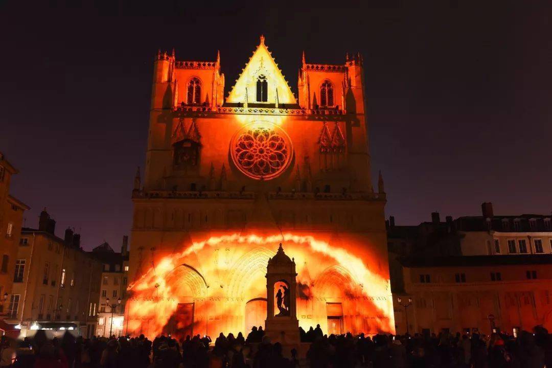 无人机表演如何改变城市夜景？_无人机航拍夜景_无人街景夜晚