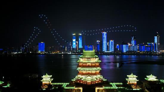 无人机航拍夜景_无人机表演如何改变城市夜景?_无人街景夜晚