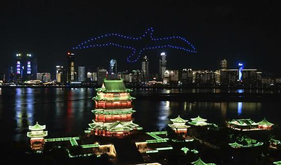 无人机航拍夜景_无人机表演如何改变城市夜景?_无人街景夜晚