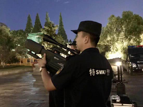 无人街景夜晚_无人机表演如何改变城市夜景?_无人机航拍夜景