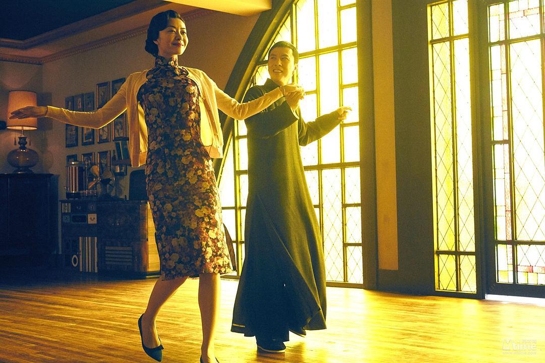 英雄里甄子丹用的枪图片_甄子丹演的英雄泪电影_甄子丹的影视作品中的英雄形象