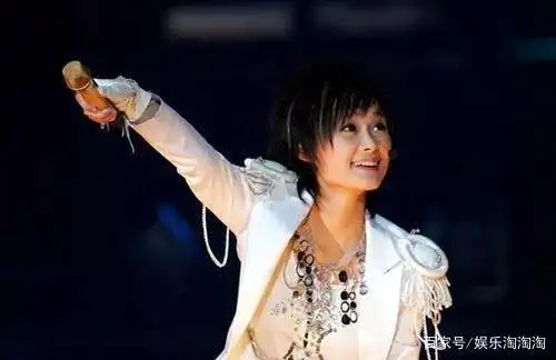 李宇春在新专辑中尝试突破性的音乐方向,颠覆传统_杨坤新专辑造型怪异突破大_qq音乐李宇春数字专辑