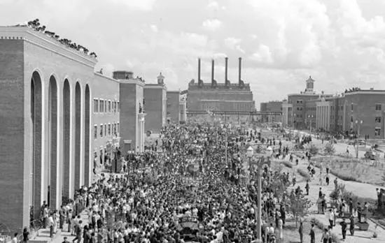 劳斯莱斯车主视角_劳斯莱斯的驾驶体验:让你成为路上的焦点_劳斯莱斯驾驶视频大全