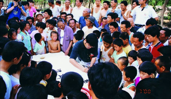 2001年,孔维克参加“我们的艺术都是为人民大众的——文化下乡”活动