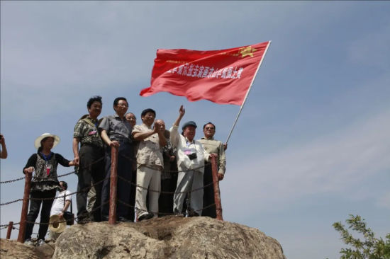 2012年,刘文西与孔维克带画家采风写生,登上沂蒙山孟良崮