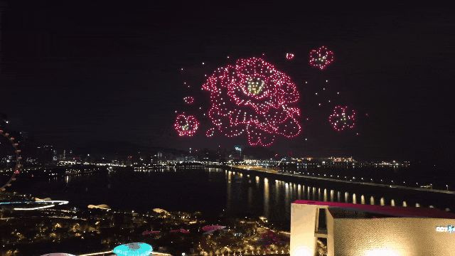 做灯光汇报的无人机参数_无人机灯光秀技术_无人机表演的灯光设计与视觉冲击