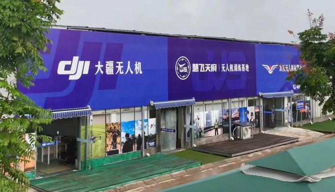 做灯光汇报的无人机参数_无人机灯光秀技术_无人机表演的灯光设计与视觉冲击