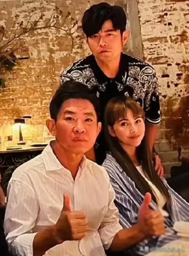 享受简单快乐的生活_和家馨享受和男友自拍情趣_周杰伦与家人一起度假,享受生活