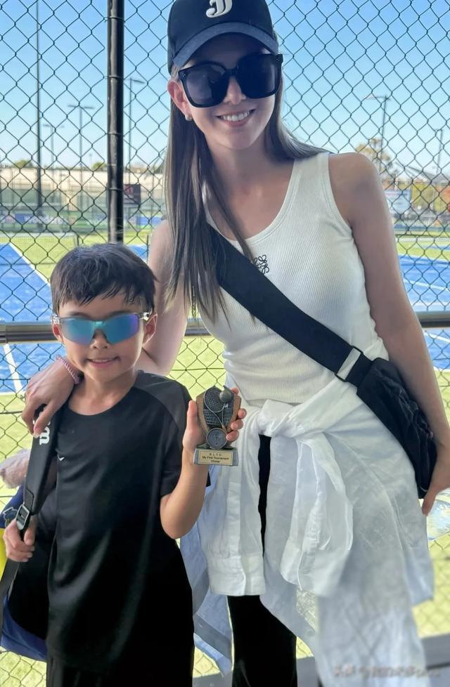 周杰伦与家人一起度假,享受生活_享受简单快乐的生活_和家馨享受和男友自拍情趣