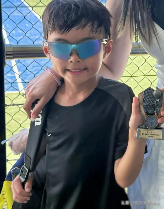 和家馨享受和男友自拍情趣_享受简单快乐的生活_周杰伦与家人一起度假,享受生活