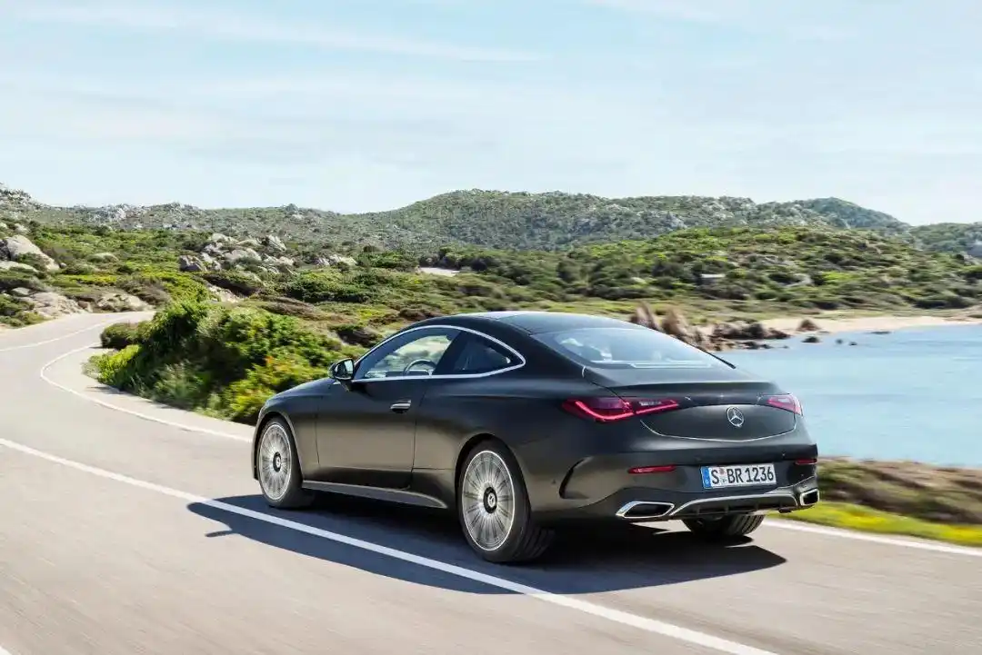 奔驰运动型轿车_奔驰的运动轿车：动感与优雅并存_奔驰动感型