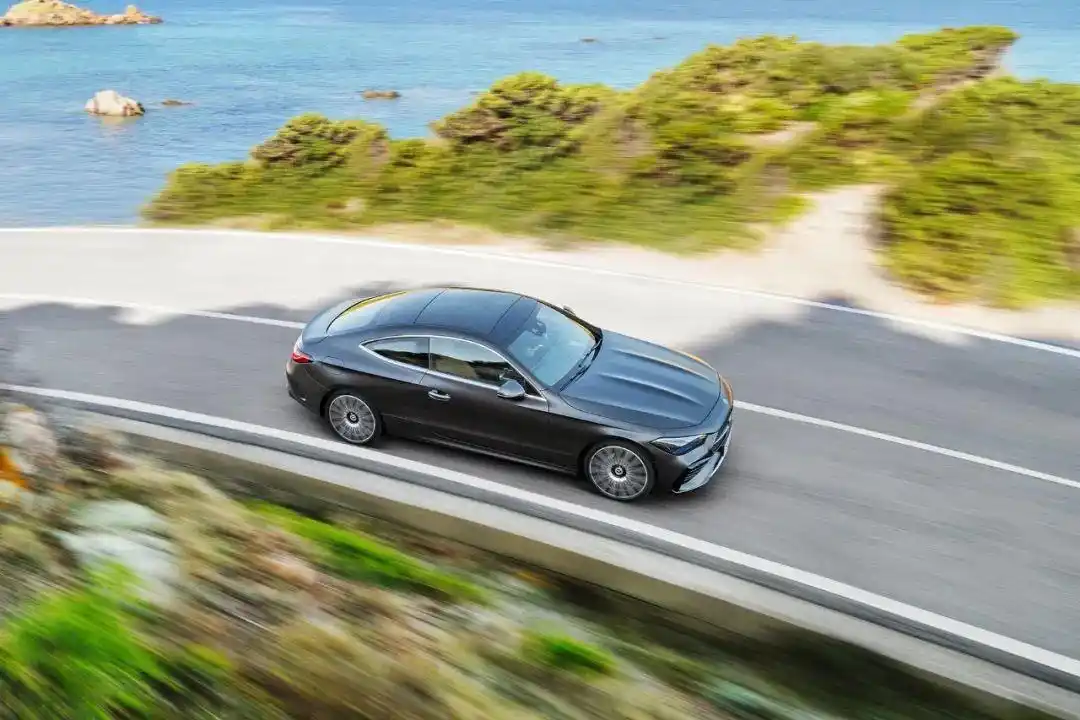 奔驰运动型轿车_奔驰的运动轿车：动感与优雅并存_奔驰动感型