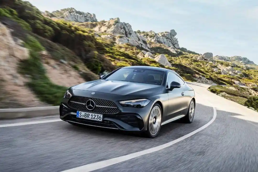 奔驰动感型_奔驰的运动轿车：动感与优雅并存_奔驰运动型轿车