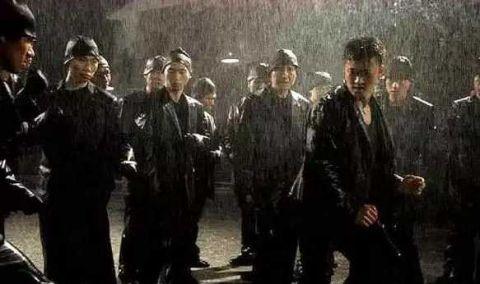 《狼牙》是吴京和李忠志共同执导懂得影片,在电影中吴京也饰演神秘搏击高手阿布。