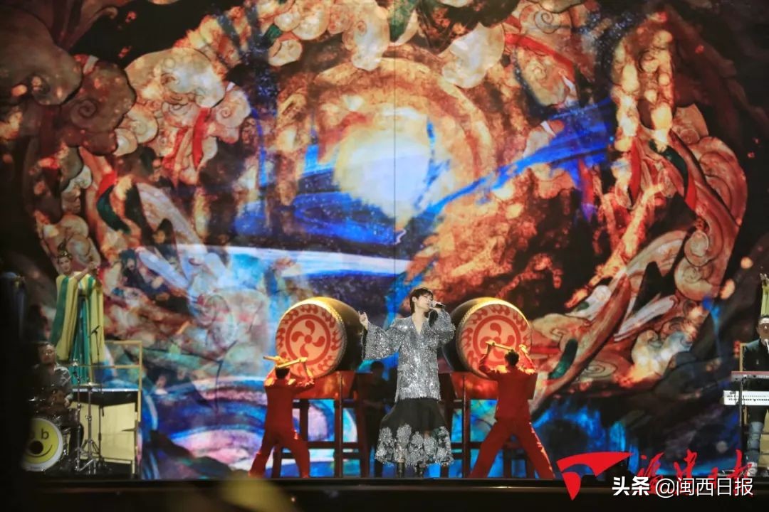 李易峰在里程碑演唱会上致敬经典_李易峰演唱所有歌_李易峰演唱会歌曲