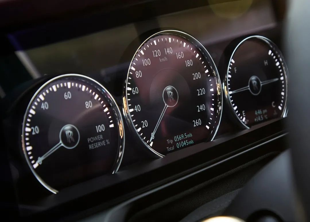 劳斯莱斯的智能辅助驾驶技术_劳斯莱斯驾驶室视角_劳斯莱斯自动驾驶多少钱