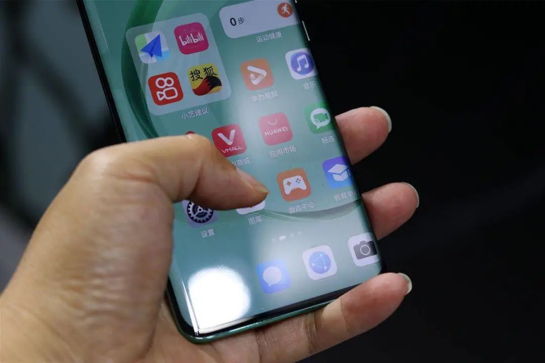 昆仑玻璃如何提升华为手机的耐用性?_华为用的玻璃_华为手机用什么玻璃