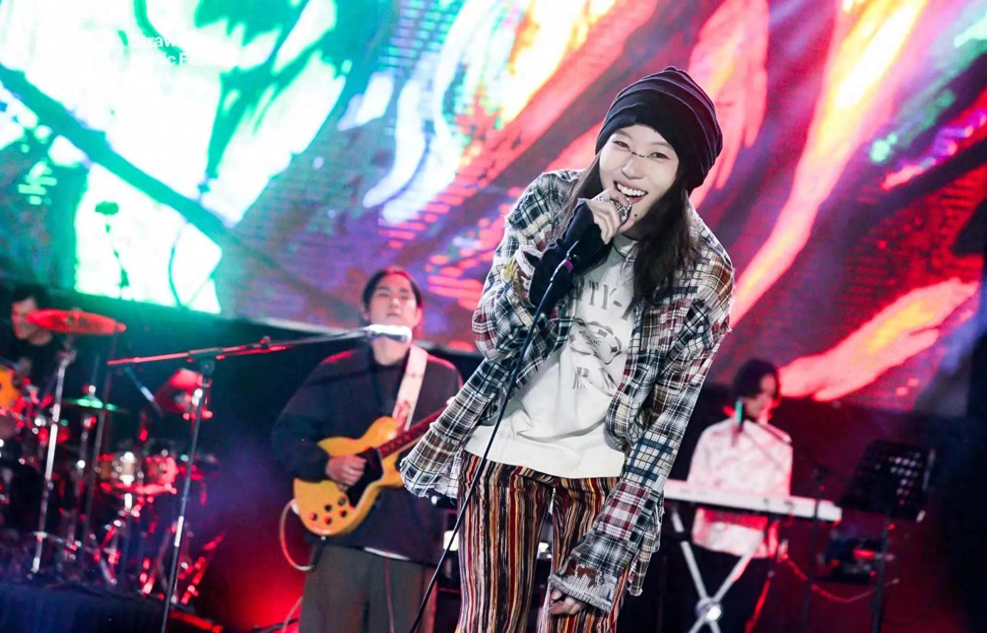 王菲音乐会2020_王菲音乐节目_王菲在秋季音乐会上献唱，现场氛围温馨