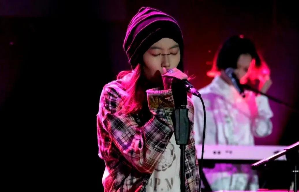 王菲在秋季音乐会上献唱，现场氛围温馨_王菲音乐节目_王菲音乐会2020