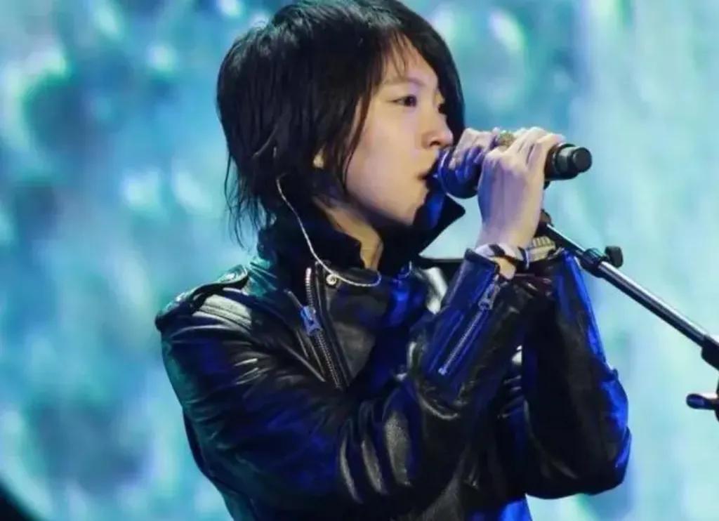 王菲音乐会2020_王菲在秋季音乐会上献唱，现场氛围温馨_王菲音乐节目