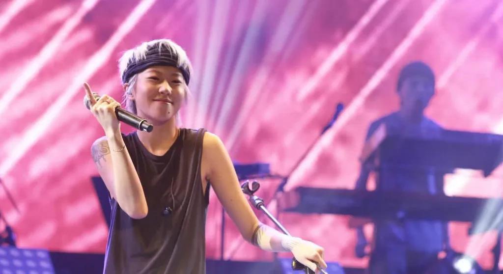 王菲音乐会2020_王菲音乐节目_王菲在秋季音乐会上献唱，现场氛围温馨