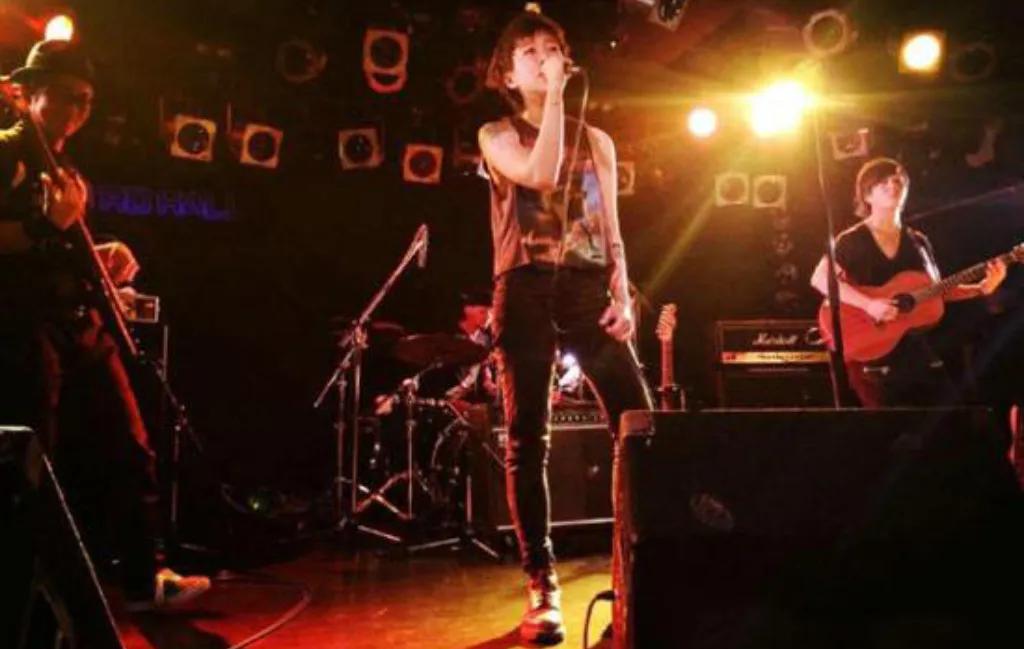 王菲在秋季音乐会上献唱，现场氛围温馨_王菲音乐节目_王菲音乐会2020