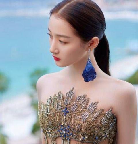 关晓彤_关晓彤鹿晗分手_关晓彤礼服争议