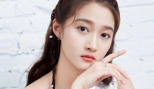 关晓彤礼服争议_关晓彤鹿晗分手_关晓彤