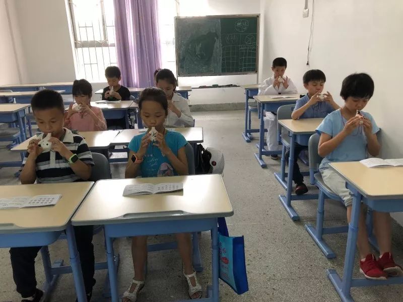 无人机表演技术详解_无人机表演是如何实现的_无人机表演中故事构建的技巧与方法