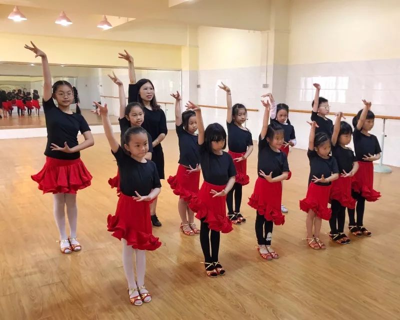 无人机表演中故事构建的技巧与方法_无人机表演是如何实现的_无人机表演技术详解